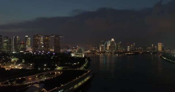 Nachtflug über den Fluss in Singapore — Stockvideo