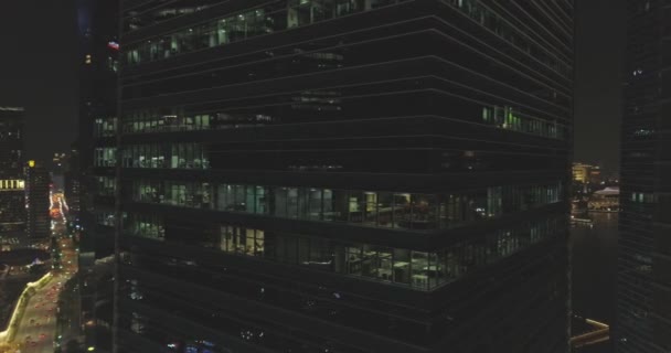 Melanjutkan pekerjaan di malam hari di gedung pencakar langit — Stok Video