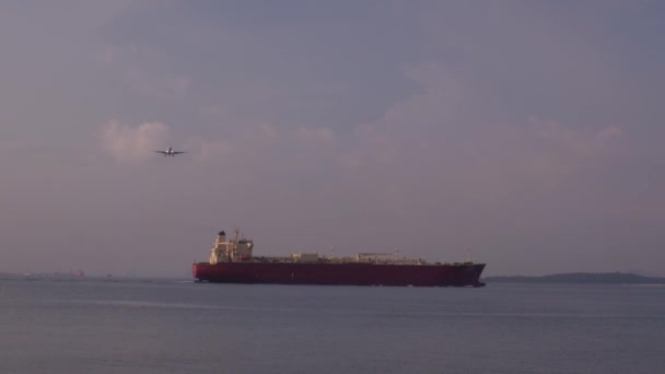 Het vliegtuig vliegt over het schip — Stockvideo