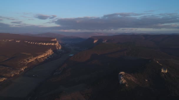 Bergvallei bij zonsondergang — Stockvideo