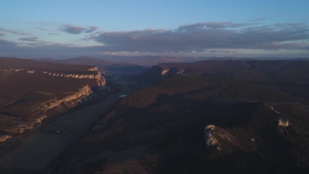 Gebirgstal bei Sonnenuntergang — Stockvideo