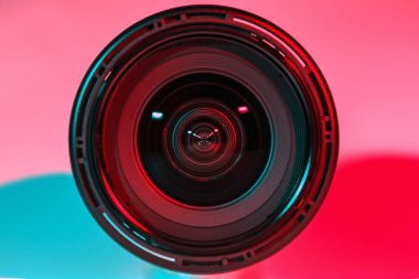 Chonburi, Tayland - Ağustos, 2018: Ön lens kamera ve ışık gölge rengi iki Flash.