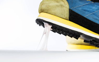 Simülasyon senaryo sakız yerdeki spor ayakkabıları ile sopa.