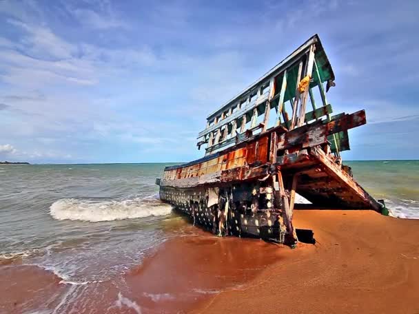 Das Wrack Des Alten Schiffes Meer Und Die Wogenden Wellen — Stockvideo