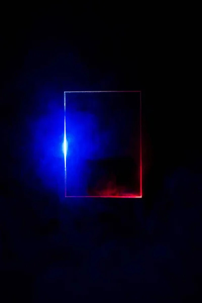 Kare delikten ışık ve duman geliyor..