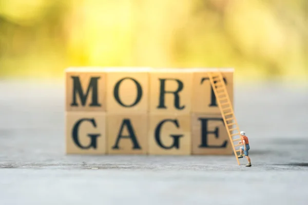 Minyatür insanlar, bir adam ahşap için tesis merdiven tırmanıyor