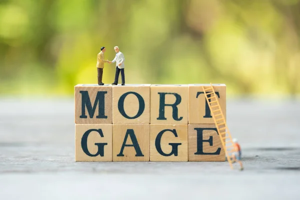 Minyatür insanlar, iki iş adamı ahşap WOR üzerinde anlaşma yapmak