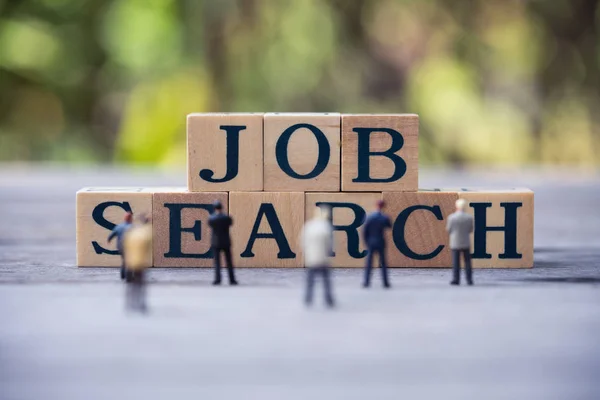 Minyatür insanlar, adaylar ve ahşap kelime blok 