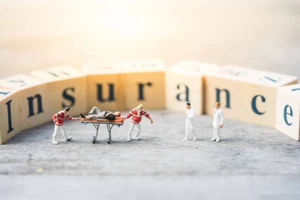 Minyatür insanlar, vicdansız sabır ile acil sağlık ekibi