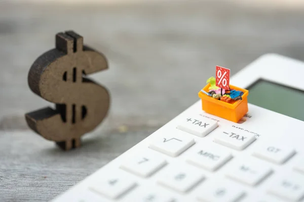 Alışveriş ve e-ticaret konsepti. Minyatür insanlar: ekran Shel