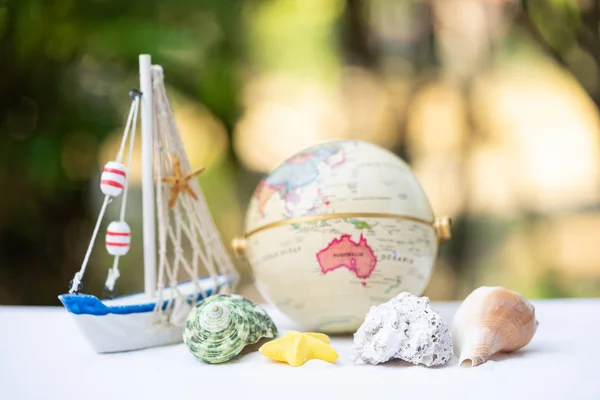 Seyahat ve finansal tasarruf konsepti. Sandbox Dünya küre 