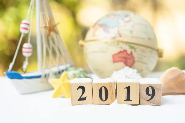 Yaz konseptinde seyahat. 2019 yaz aylarında ahşap bloklar