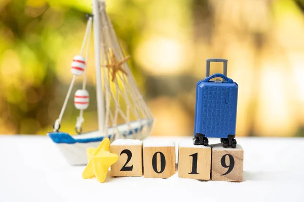 Yaz konseptinde seyahat. 2019 yaz aylarında ahşap bloklar