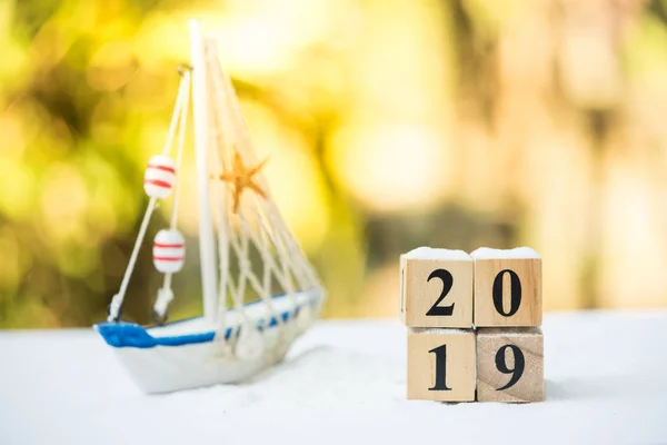 Yaz konseptinde seyahat. 2019 yaz aylarında ahşap bloklar