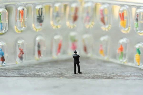 Minyatür insanlar, insanların duvarda adaylarını bulma.