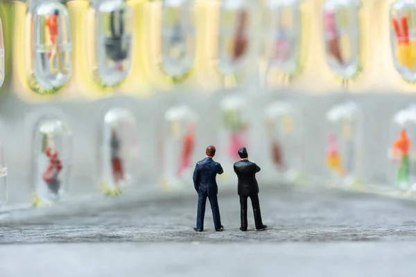 Minyatür insanlar, insanların duvarda adaylarını bulma.