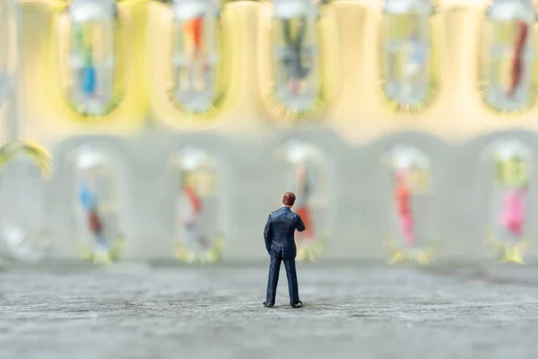 Minyatür insanlar, insanların duvarda adaylarını bulma.