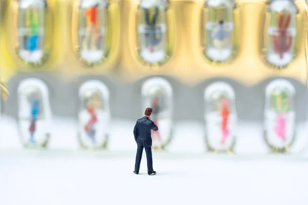 Minyatür insanlar, insanların duvarda adaylarını bulma.