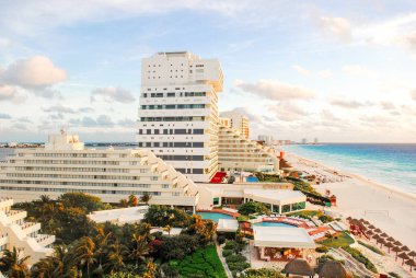 Güzel gündoğumunda Meksika kıyısı Cancun. Huzurlu Karayip deniz manzarası. Meksika sınırı turizm ziyaretçileri için yeniden açıldı. Sakin bir sabah otelinin balkon manzarası.