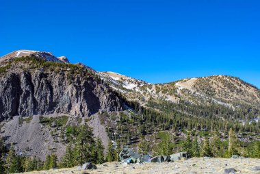 İnanılmaz Amerikan Ulusal Parkı Mamut Dağı yürüyüşü. Lav kubbesi tehlikeli volkanik karbondioksit gazları üretir. Jeoloji. Kayak merkezi kar yok