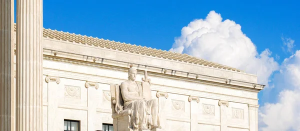 Sąd Najwyższy Stanów Zjednoczonych długi sztandar. Najwyższy sąd w federalnym sądownictwie Ameryki. Biały marmur Grecka architektura detale elewacji.Władza posągu prawa rzeźba. — Zdjęcie stockowe