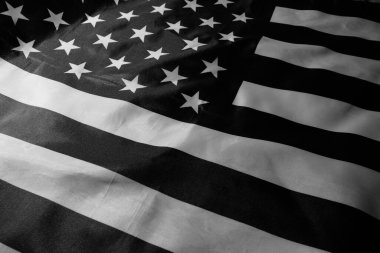 Siyah beyaz Amerikan bayrağı. Amerikan siyahi gurur devrimi. Irkçılık karşıtı ayaklanmalar. Salı günü karartma. Siyahların hayatı önemlidir. Irksal adaletsizlik farkındalığı. Birleşik Devletler yas tutuyor. Ulus birliği.