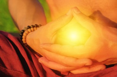 Yoga pozisyonu, meditasyon mudrası. Zihinsel sağlık endişeleri için iç organları iyileştirme pratiği. Güneş enerjisi svadisthana ve manipura çakra ışığı. Meditasyon yaparken el ele tutuşan ruhani bir adam. bulanık