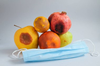 Virüs yayılmış. Çürümüş bir sürü meyve. Yemek kalıbı. Buzdolabı mantarı. Elma, nar, portakal ve limon artığı. Nitrat zehirlenmesi. Yiyecek atıkları. Halk sağlığı maskesinin güvenliği