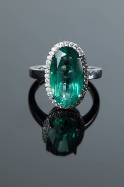 Gri zemin üzerine Yeşil Ametist gümüş yüzük.