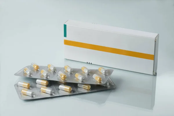 白い背景のボックスや錠剤の薬 — ストック写真