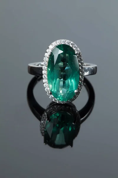 Anillo Plata Con Amatista Verde Sobre Fondo Gris — Foto de Stock