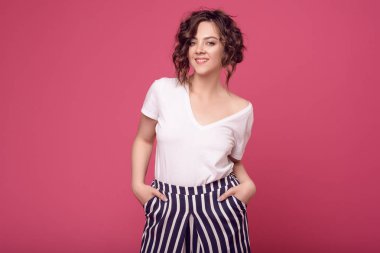 Beyaz tişört, geniş gülümsüyor ve iyi niyet ifade pozitif bir dostu çekici kız portresi