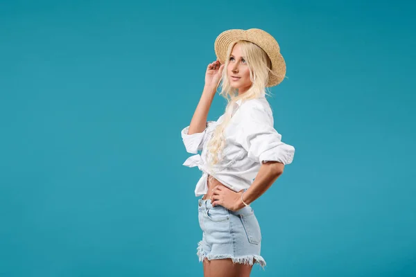 Slender Beautiful Happy Blond Girl White Shirt Straw Hat Stands — Stock Photo, Image