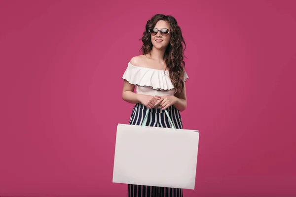 Una Joven Con Pelo Largo Ondulado Gafas Sol Abrió Los — Foto de Stock