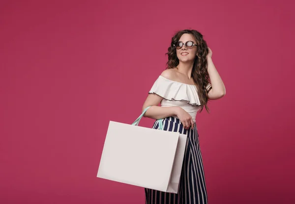 Una Joven Con Pelo Largo Ondulado Gafas Sol Abrió Los — Foto de Stock