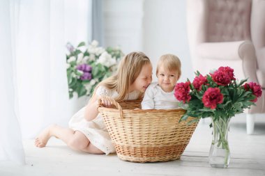 Büyük bir parlak odada küçük kız kardeşi ile ablası çalış. Onlar sevinçle oynamak ve gülmek