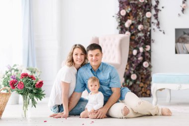 Geniş parlak bir oda içinde onların genç çocuk ile anne oynamak. Annem ve babam sarılmak ve birbirlerine öpücük