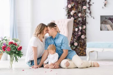 Geniş parlak bir oda içinde onların genç çocuk ile anne oynamak. Annem ve babam sarılmak ve birbirlerine öpücük