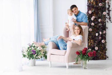 Geniş parlak bir oda içinde onların genç çocuk ile anne oynamak. Annem ve babam sarılmak ve birbirlerine öpücük