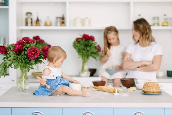 Una Joven Madre Con Sus Dos Hijos Está Preparando Comida —  Fotos de Stock