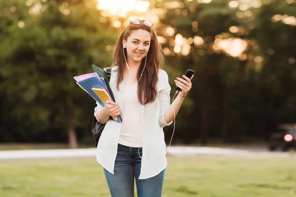 Mladá Dívka Student Poznámkové Bloky Složky Sluchátky Uších Poslouchat Online — Stock fotografie