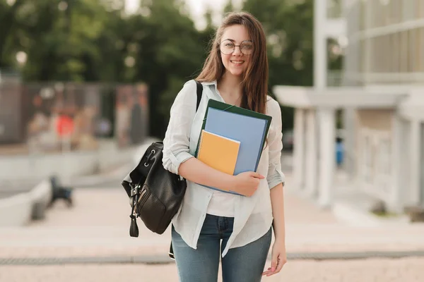 Portrét Student Dívka Brýlemi Stojí Pozadí Park Drží Poznámkové Bloky — Stock fotografie