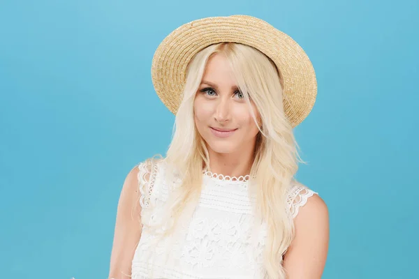 Retrato Cerca Una Linda Chica Rubia Con Sombrero Sobre Fondo — Foto de Stock