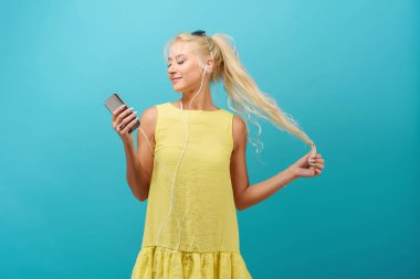 Portre mutlu yaz ruh güneş gözlüklü, uzun sarı saçlı neşeli genç kadının topuk sahip ifade pozitifliği, müzik, sevinç, mutluluk, eğlence, gülümseyen