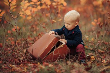 Çok güzel çocuk çanta taşıyan tren bekleyen bir tren istasyonu