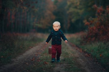 Çok güzel çocuk çanta taşıyan tren bekliyor 