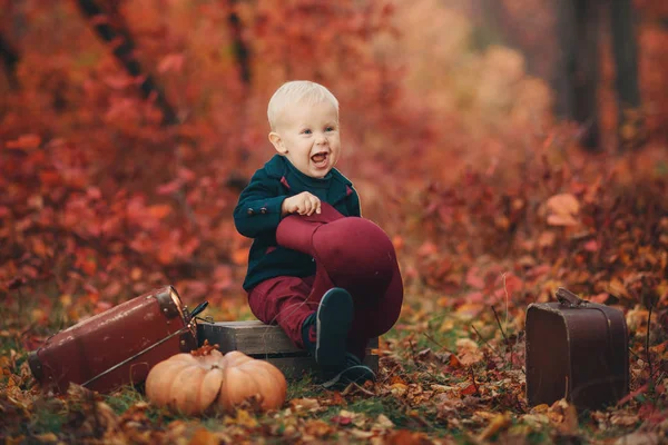 Küçük çocuk takım elbise çantası kapıdan demiryolu ile birlikte. Seyahat kavramı