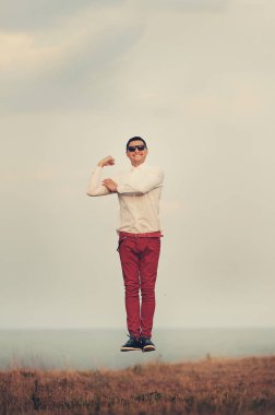 Bir portre tam uzunlukta genç şık moda işadamı siyah gözlük dünya gülümsüyor üzerinde kayar