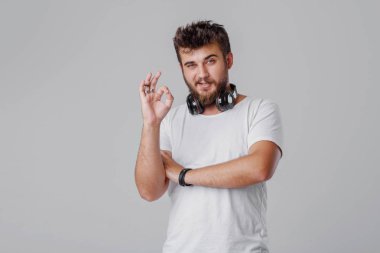 Bir sakallı bir genç adam kablosuz kulaklık yüksek sesle müzik dinler. Bu sesler gibi değil