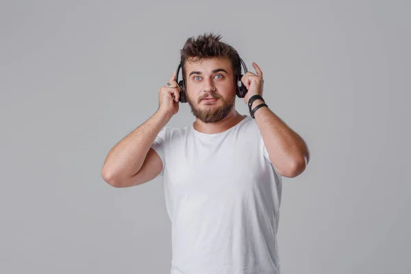 Een Jonge Man Met Een Baard Luistert Naar Luide Muziek — Stockfoto